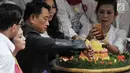 Ketua Harian TKN Moeldoko memotong tumpeng saat syukuran relawan Jokowi-Ma'ruf Amin di Jakarta, Minggu (21/4). Acara syukuran tersebut diisi oleh doa bersama, mengheningkan cipta, dan potong tumpeng. (merdeka.com/Iqbal Nugroho)