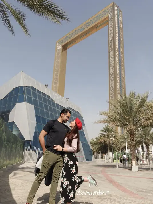 Meski saat mengungkapkan niatnya untuk mempersunting Andah tidak seperti dalam film romantis dengan berlutut. Tapi ia melihat tatapan matanya yang tertuju ke Andah dan kata-kata itu yang membuatnya selalu teringat. (Instagram/asmirandah89)