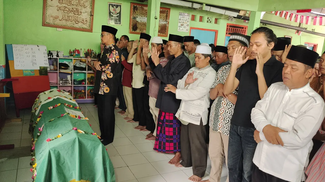 Wakil Wali Kota Depok, Imam Budi Hartono menyolati jenazah Muhammad Adnan Effendi korban tembok roboh MTs Negeri 19 Jakarta. (Liputan6.com/Dicky Agung Prihanto)