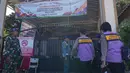 Penjagaan ketat ini dilakukan menyusul insiden ledakan yang terjadi di sekolah tersebut pada Jumat (7/11/2025). Tampak dalam foto, personel militer berjaga di gerbang sebuah sekolah setelah ledakan di Jakarta, Indonesia, Minggu, 9 November 2025. (AP Photo/Achmad Ibrahim)