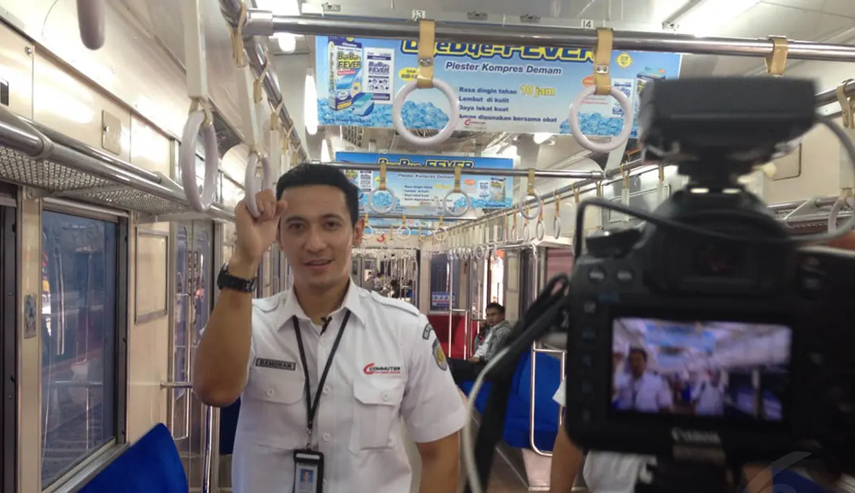 Petugas KRL Commuter Line Jabodetabek, Yudi Ramdhan kini menjadi sorotan di sosial media, Jakarta, (8/10/14). (Liputan6.com/Ibnu Anshari) 