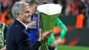 Jose Mourinho adalah orang yang paling bahagia dengan kesuksesan Manchester United (MU) meraih gelar Liga Europa 2016/2017. Pasalnya, gelar tersebut bisa dijadikan Mourinho untuk menepis keraguan banyak pihak kepadanya, Swedia, Kamis (25/5). (AP Photo)