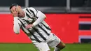Cristiano Ronaldo memegang wajahnya saat terjatuh di area penalti dalam laga pekan ke-14 Liga Italia antara Juventus vs Fiorentina di Allianz Stadium Turin, Rabu dinihari WIB (23/12/2020). Ronaldo dkk menelan kekalahan pertama di Liga Italia 0-3 saat menjamu Fiorentina. (Marco BERTORELLO/AFP)