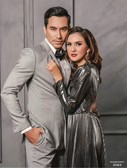 Tahun berganti, Darius dan Donna Agnesia pun jalani pemotretan bersama fotografer kondang Rio Motret. Dalam pemotretan tersebut, pasnagan ini tampil kompak dengan busana bernuansa silver. Sama-sama tampil awet muda, pasangan ini menuai banyak pujian. (Liputan6.com/IG/@darius_sinathrya)