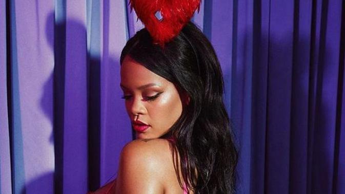 Rihanna mengenakan headband rancangan Rinaldy Yunardi (Instagram @badgalriri)