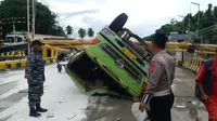 Rem Blong, Fuso Bermuatan Sagu Terguling di Pelabuhan Bakauheni
