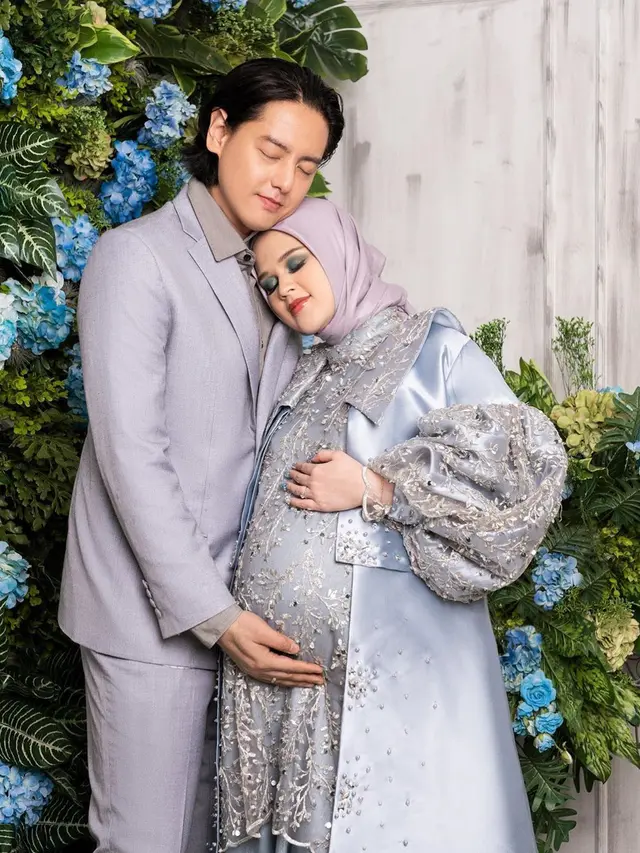 6 Gaya Maternity Shoot Roger Danuarta dan Cut Meyriska, Busananya Penuh Brokat