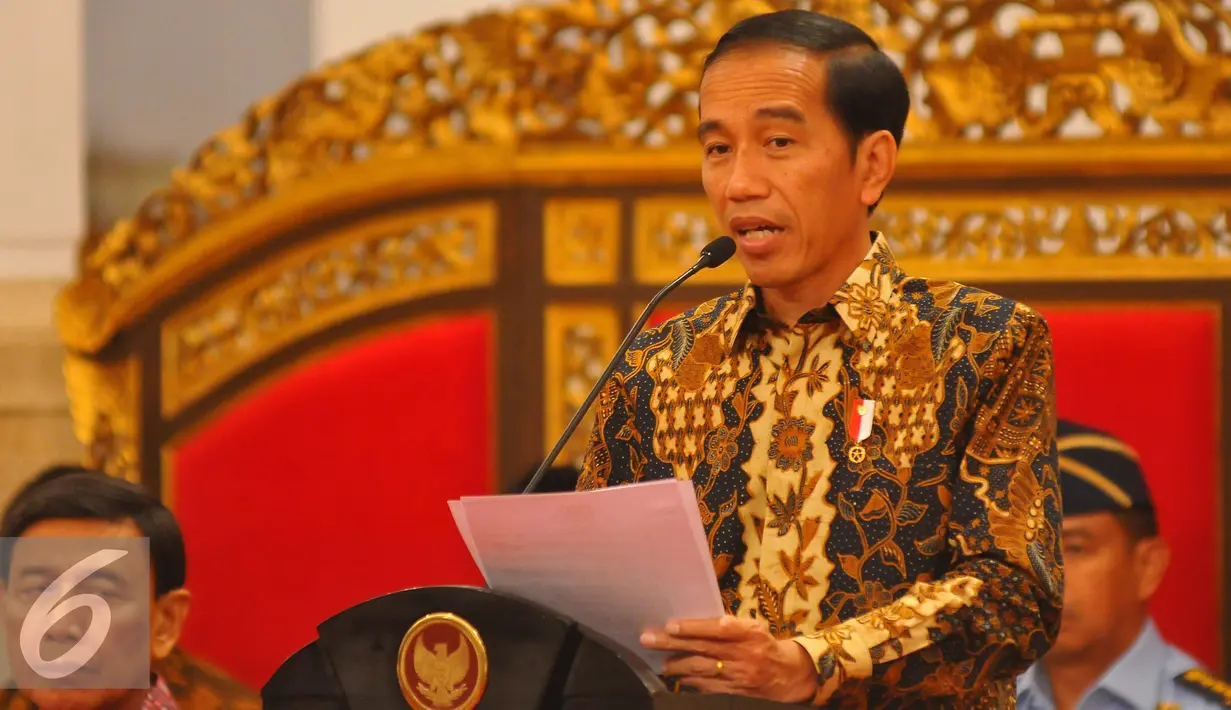 Presiden Jokowi memberikan paparan saat memimpin Sidang Kabinet Paripuna di Istana, Jakarta, Rabu (2/1). Jokowi meminta seluruh jajaran kementerian dan lembaga fokus dalam pencapaian program prioritas pemerintah. (Liputan6.com/Angga Yuniar)