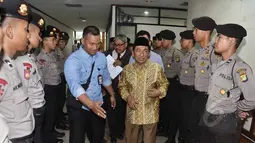 Fuad Amin Imron berjalan menuju ruang sidang dengan agenda eksepsi di Pengadilan Tipikor, Jakarta, Rabu (13/5/2015). Fuad terlibat kasus dugaan suap jual beli pasokan gas alam di Gresik dan Gili Timur, Bangkalan. (Liputan6.com/Helmi Afandi)