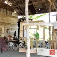 Potret sederhana rumah Sridevi pemenang D'Academy 5 yang berada di Prabumulih. (Sumber: YouTube/UDRI BASMAN)