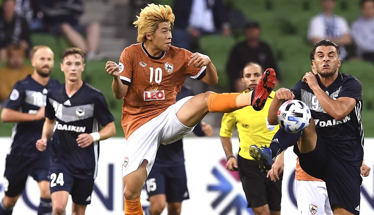 Pemain Melbourne Victory, Andrew Nabbout, berebut bola dengan pemain Chiangrai United, Sivakorn Tiatrakul, pada laga Liga Champions Asia di Melbourne, Selasa (11/2). Melbourne menang 1-0 atas Chiangrai. (AFP/William West)