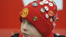 Fans cilik Manchester United dengan topi yang penuh dengan pin tim kesayangannya Setan Merah serius menyaksi laga Piala FA di Old Trafford, (7/1/2017). Setan Merah menang 4-0. (AP/Rui Vieira)