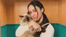 Yasmin Napper termasuk pencinta kucing. Perempuan kelahiran 22 November 2003 menggendong kucing bulu cokelat dengan penuh kasih sayang. Sosoknya yang menyukai binatang membuat warganet menjadi jatuh hati pada Yasmin. (Liputan6.com/IG/@yasminnapper)