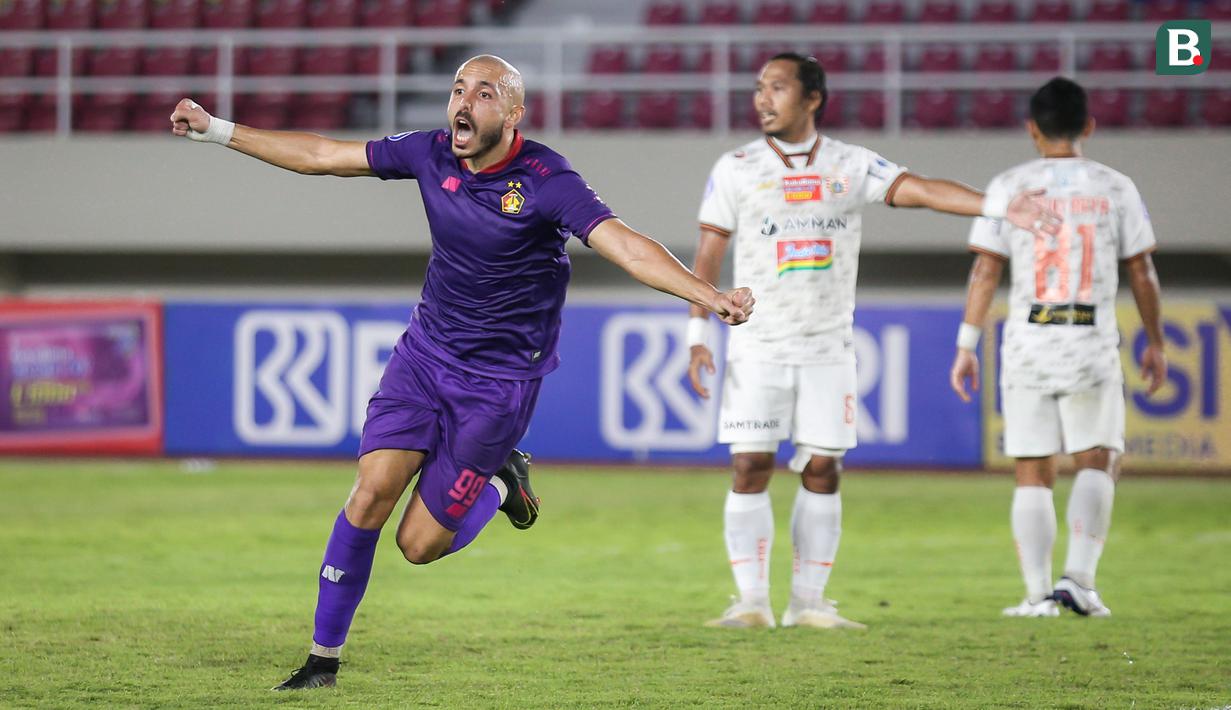 Pemain Persik Kediri, Youssef Ezzejjari melakukan selebrasi usai mencetak gol kedua timnya ke gawang Persija Jakarta dalam laga pekan ke-10 BRI Liga 1 2021/2022 di Stadion Manahan, Solo, Sabtu (30/10/2021). (Bola.com/Bagaskara Lazuardi)