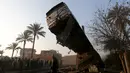 Sebuah kereta api mengalami kecelakaan fatal di Beni Suef, Kairo , (11/2). Badan kereta hingga keluar dari jalur saat alami kecelakaan. (REUTERS / Mohamed Abd El Ghany)