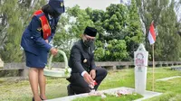 Gubernur Jabar Ridwan Kamil memimpin ziarah nasional bersama unsur Forum Komunikasi Pimpinan Daerah (Forkopimda) Jabar di Taman Makam Pahlawan (TMP) Cikutra, Kota Bandung, Selasa (10/11/2020). (Foto: Humas Jabar)