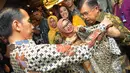 Jokowi mencocokkan batik yang dipilihnya kepada Jusuf Kalla, Pasaraya Blok M, Jakarta, Kamis (2/10/2014) (Liputan6.com/Herman Zakharia)