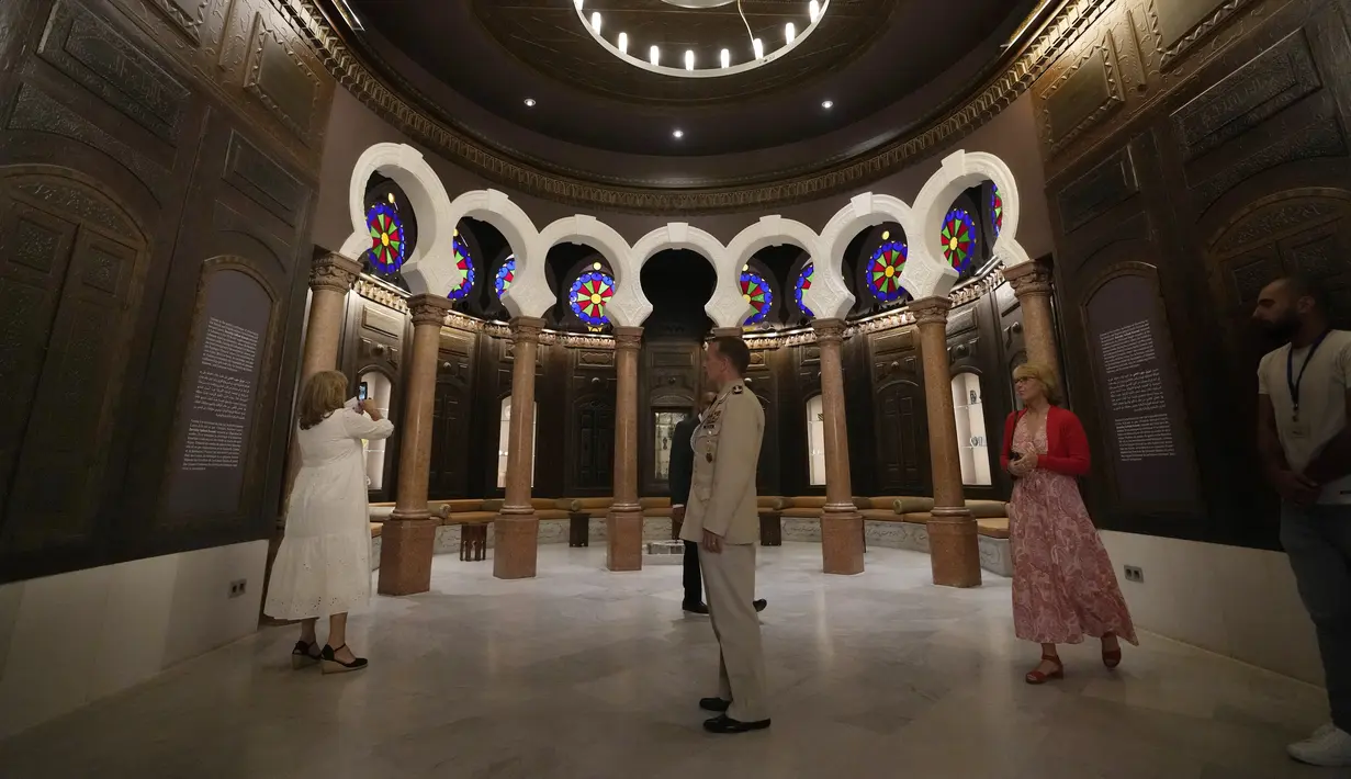 Awalnya dibangun sebagai vila pribadi pada tahun 1912 di puncak bukit yang menghadap ke lingkungan Achrafieh di kota itu, kediaman mewah ini memadukan gaya Venesia dan Ottoman. (AP Photo/Hussein Malla)