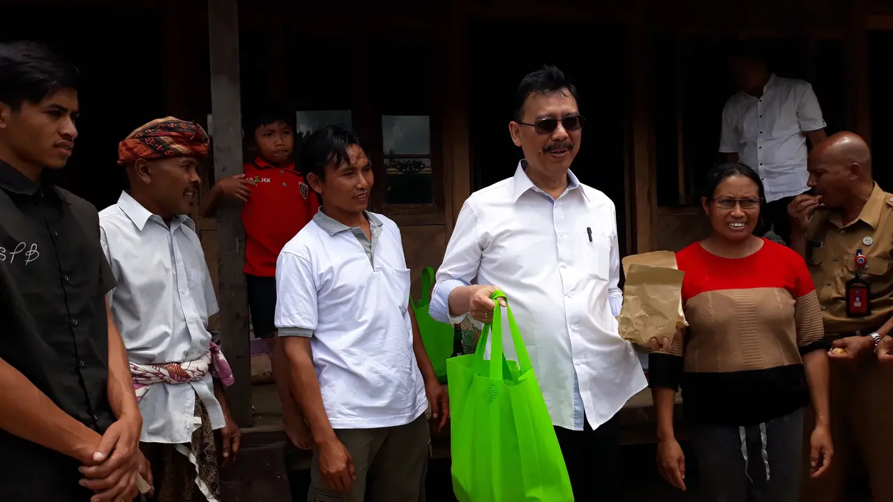 Sekretaris Jenderal Kementerian Pertanian, Syukur Iwantoro bersama petani milenial di Petang, Badung, Bali.
