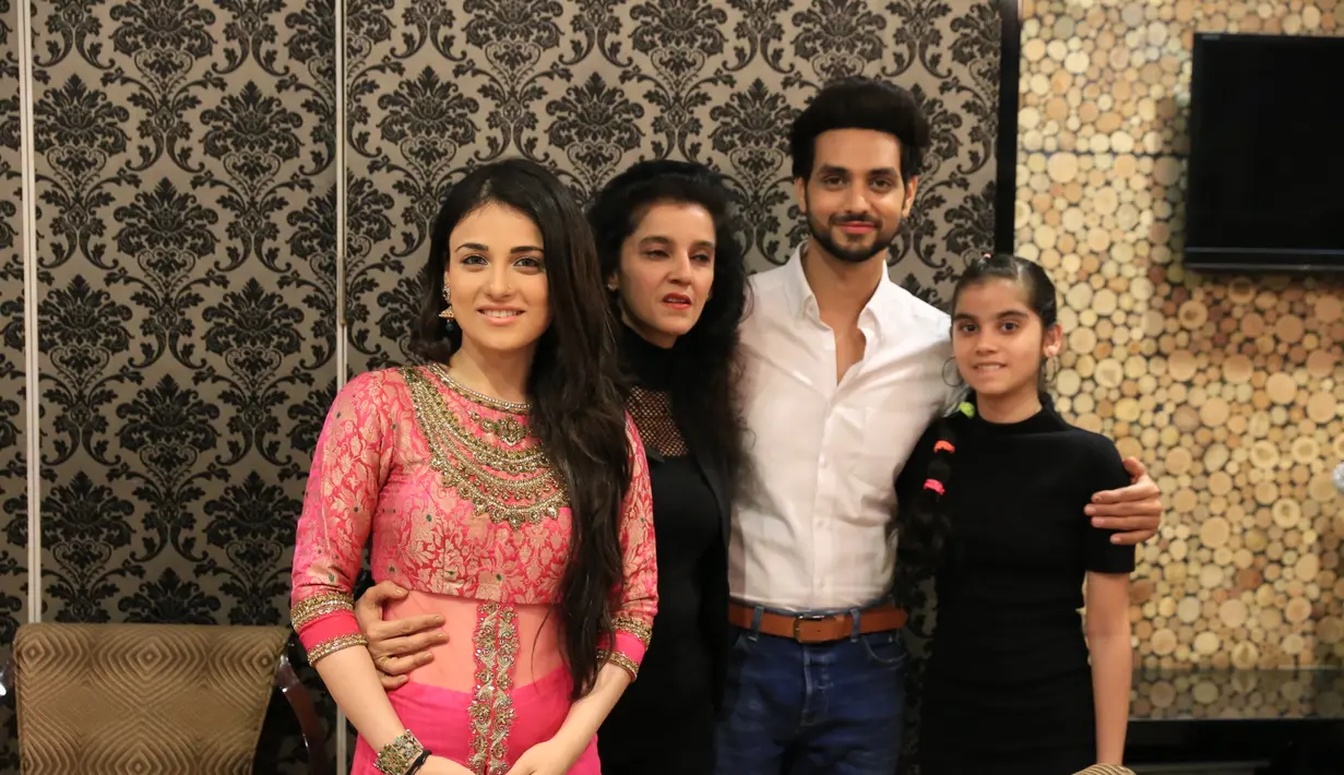 Kedatangan pemeran Ranveer dan Ishani ternyata bukan hanya untuk meet and greet dengan para penggemarnya. Beberapa rangkaian acara akan dihadiri Shakti Arora dan Radhika Madan selama berada di Jakarta. (Adrian Putra/Bintang.com)