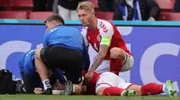 Simon Kjaer adalah orang paling berjasa pada momen ini. Kapten Denmark ini langsung memberikan pertolongan pertama dengan cara memastikan lidah Eriksen tidak menggangu pernafasannya. Selain itu ia juga menenangkan istri Eriksen yang sangat cemas di pinggir lapangan. (Foto: AFP/Pool/Friedemann Vogel)