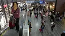 Aktivitas calon penumpang di Bandara Internasional Ataturk di kota Istanbul, Rabu (19/4). Bandara yang dibuka untuk publik pada tahun 1924 ini merupakan bandara terbesar dan tersibuk di Turki. (Liputan6.com/Immanuel Antonius)