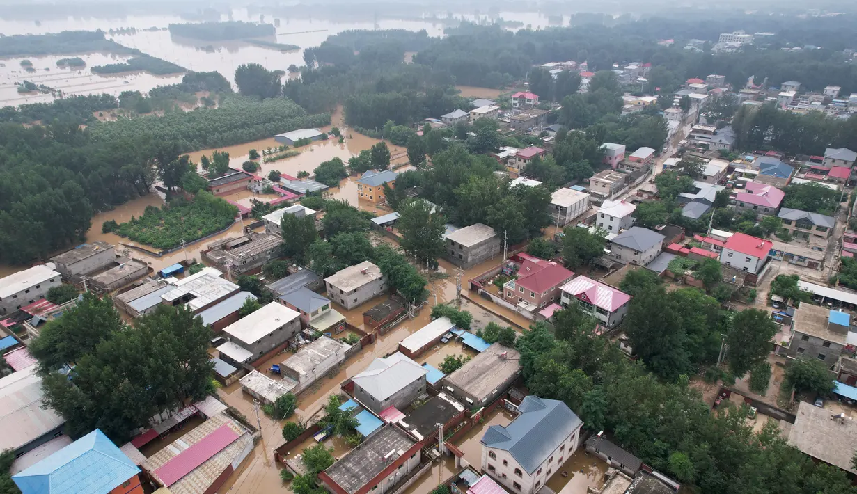 AFP melihat penyelamat menggunakan perahu untuk mengangkut mie instan, roti, dan air minum ke warga yang tidak bisa atau tidak ingin meninggalkan properti yang terendam air. (Jade Gao / AFP)