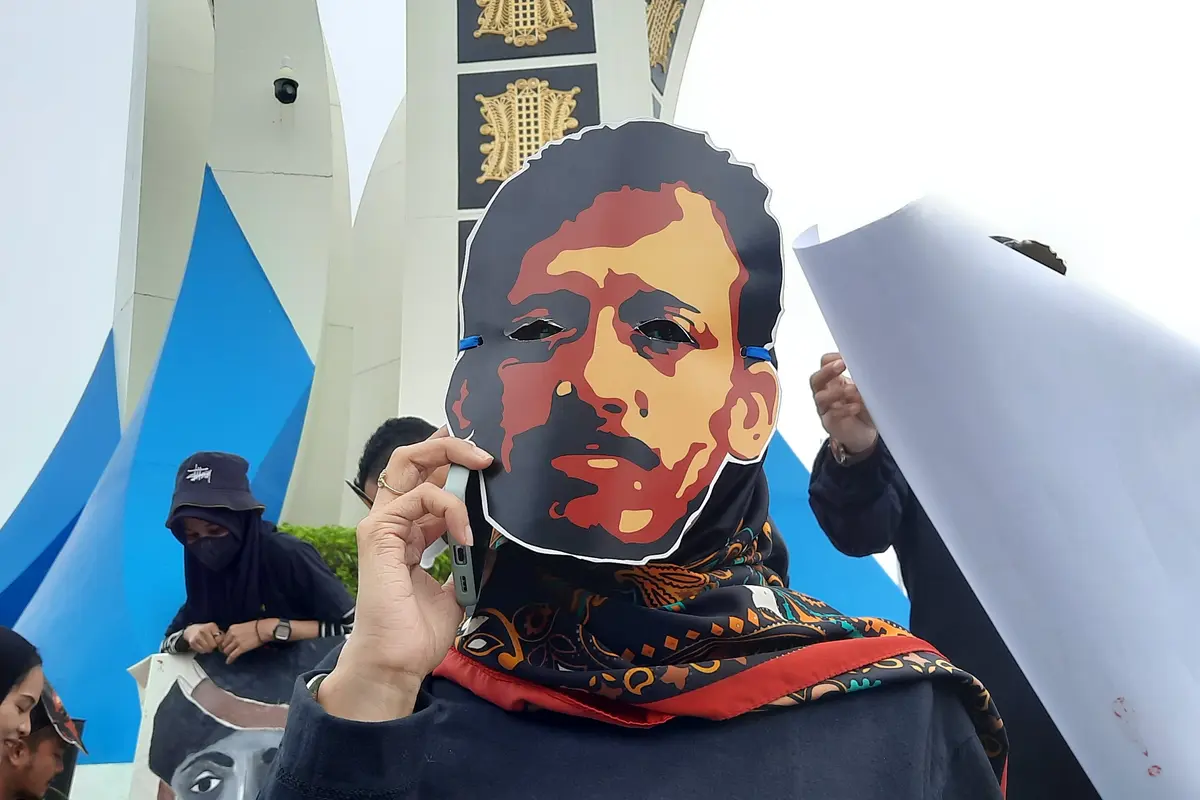 Aksi teatrikal mendesak Komnas HAM tetapkan kasus pembunuhan Munir sebagai pelanggaran HAM berat di Simpang Lima, Banda Aceh, Rabu (7/9/2022), (Liputan6.com/Rino Abonita)