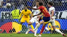 Penyerang Spanyol Lamine Yamal mencetak gol pertama timnya ke gawang Prancis dalam laga semifinal Euro 2024 yang digelar di Allianz Arena, Munich, Rabu dini hari WIB, 10 Juli 2024. (AP Photo/Matthias Schrader)