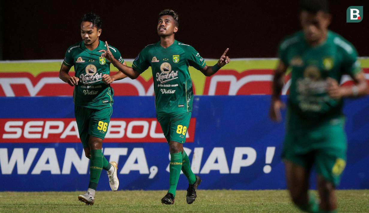 Pemain Persebaya Surabaya, Muhammad Alwi Slamat (tengah) melakukan selebrasi usai mencetak gol pertama timnya ke gawang Persiraja Banda Aceh dalam laga pekan ke-10 BRI Liga 1 2021/2022 di Stadion Maguwoharjo, Sleman, Minggu (31/10/2021). (Bola.com/Bagaskara Lazuardi)