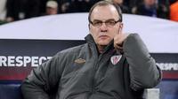 Bilbao´s Argentinian headcoach Marcelo Bielsa attends the UEFA Europa League quarter-final football match Schalke 04 vs Atletico Bilbao in Gelsenkirchen, western Germany, on March 29, 2012. AFP PHOTO / PATRIK STOLLARZ
