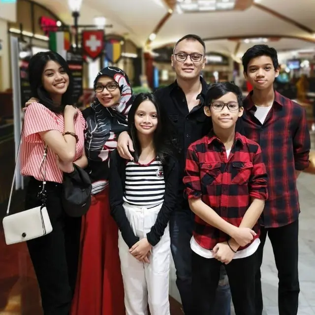 6 Potret Personel Dewa 19 dan Pasangan, Ada yang Jarang Tersorot