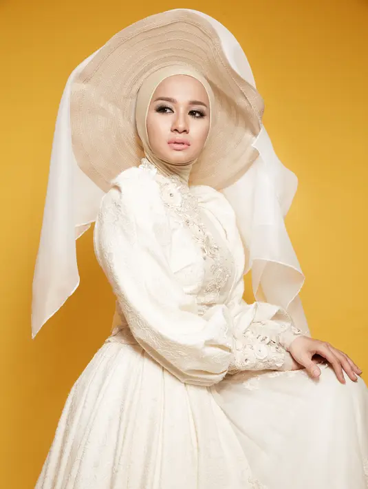 Setelah berhijab Laudya Cynthia Bella tak sembarangan memilih peran untuk sinetron dan film.(Photo by IG @mariophotographie, Dress n hat by IG @byayudiahandari hijab by IG @hauriscarves, Bintang.com)