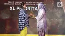 Pemimpin Redaksi Liputan6.com Irna Gustiawati saat saat memberikan penghargaan kepada perwakilan XL Prioritas PT. XL Axiata Tbk dalam Anugrah Inspiratif Liputan6.com di Jakarta, Sabtu (8/7/2023).XL Prioritas PT. XL Axiata Tbk mendapatkan penghargan  kategori Telco Inspiratif Pengembangan Kemajuan Digital Perempuan.(Liputan6.com/Angga Yuniar)