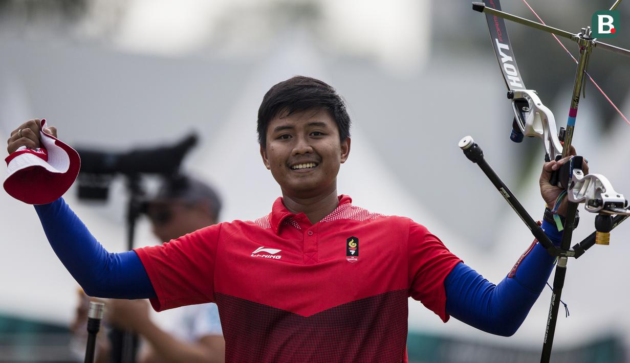 Pemanah putra Indonesia, Riau Ega, saat berlaga pada nomor recurve men's individual Asian Games di Lapangan Panahan, Senayan, Jakarta, Selasa (28/8/2018). Riau Ega mendapat medali perunggu. (Bola.com/Vitalis Yogi Trisna)