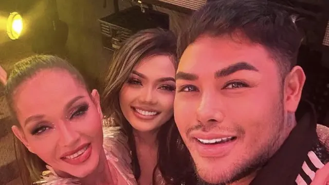 Gaya Glamor Bunda Corla saat Konser Tunggal,