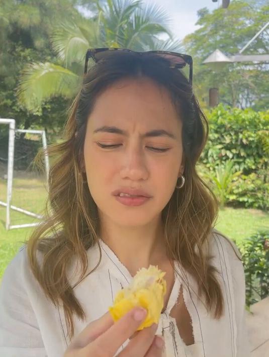 Artis tiga bersaudara ini memperlihatkan ekspresinya yang tampak bingung saat memakan durian. Dia mengerutkan dahinya, seperti merasa aneh dengan rasa durian yang dimakannya. (Instagram/pevpearce)