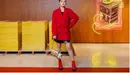 Ia memilih short wool coat merah yang memikat, dipadukan dengan rok mini berbahan patent leather yang kesan edgy pada penampilannya. [Foto: Coach]