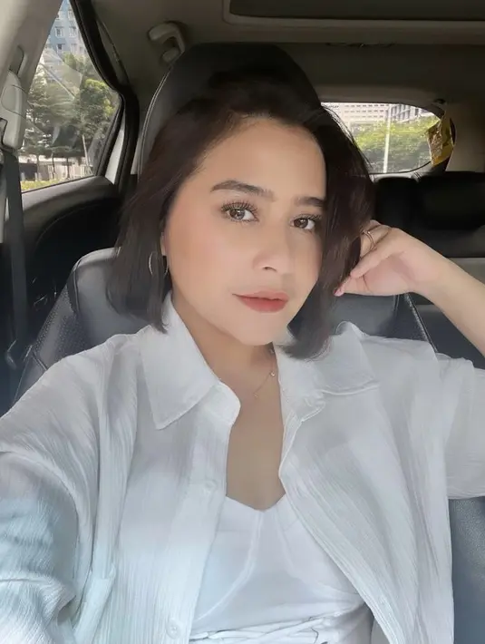 Rambut pendek dengan poni miring dipadukan kemeja sebagai luaran dan korset Zara seharga Rp600 ribuan membuat Prilly nampak cantik. (@prillylatuconsina96)