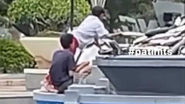 Dua bocah ketahuan mempreteli tugu knalpot brong
