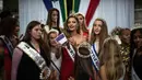 Miss Universe 2017 asal Afrika Selatan, Demi-Leigh Nel-Peters menyapa penggemarnya saat tiba di Bandara Internasional OR Tambo di Johannesburg (24/1). (AFP Photo/Gulshan Khan)