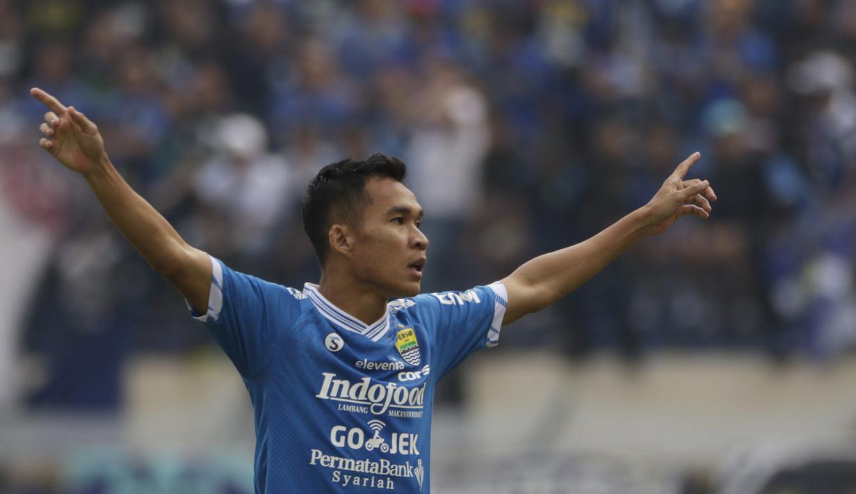 Gelandang Persib Bandung, Erwin Ramdani, merayakan gol yang dicetaknya ke gawang Arema Malang pada laga Piala Indonesia di Stadion Si Jalak Harupat, Bandung, Senin (18/2). Persib bermain imbang 1-1 melawan Arema. (Bola.com/Vitalis Yogi Trisna)