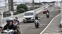 Sejumlah kendaraan melintasi jalan layang atau flyover Lenteng Agung, Jakarta, Minggu (31/1/2021). Uji coba flyover tapal kuda dilakukan selama tiga hari, mulai 31 Januari 2021 hingga 2 Februari 2021. (merdeka.com/Iqbal S. Nugroho)