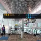 Petugas saat melintas menggunakan eskalator di Terminal 3 Bandara Soekarno-Hatta, Tangerang, Senin (24/04). Terminal 3 ini dilengkapi sejumlah fasilitas seperti 64 konter imigrasi dan 30 autogate imigrasi. (Liputan6.com/Fery Pradolo)