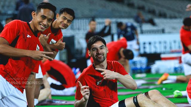Sandy Walsh dan Rizky Ridho pada sesi latihan Timnas Indonesia (c) PSSI