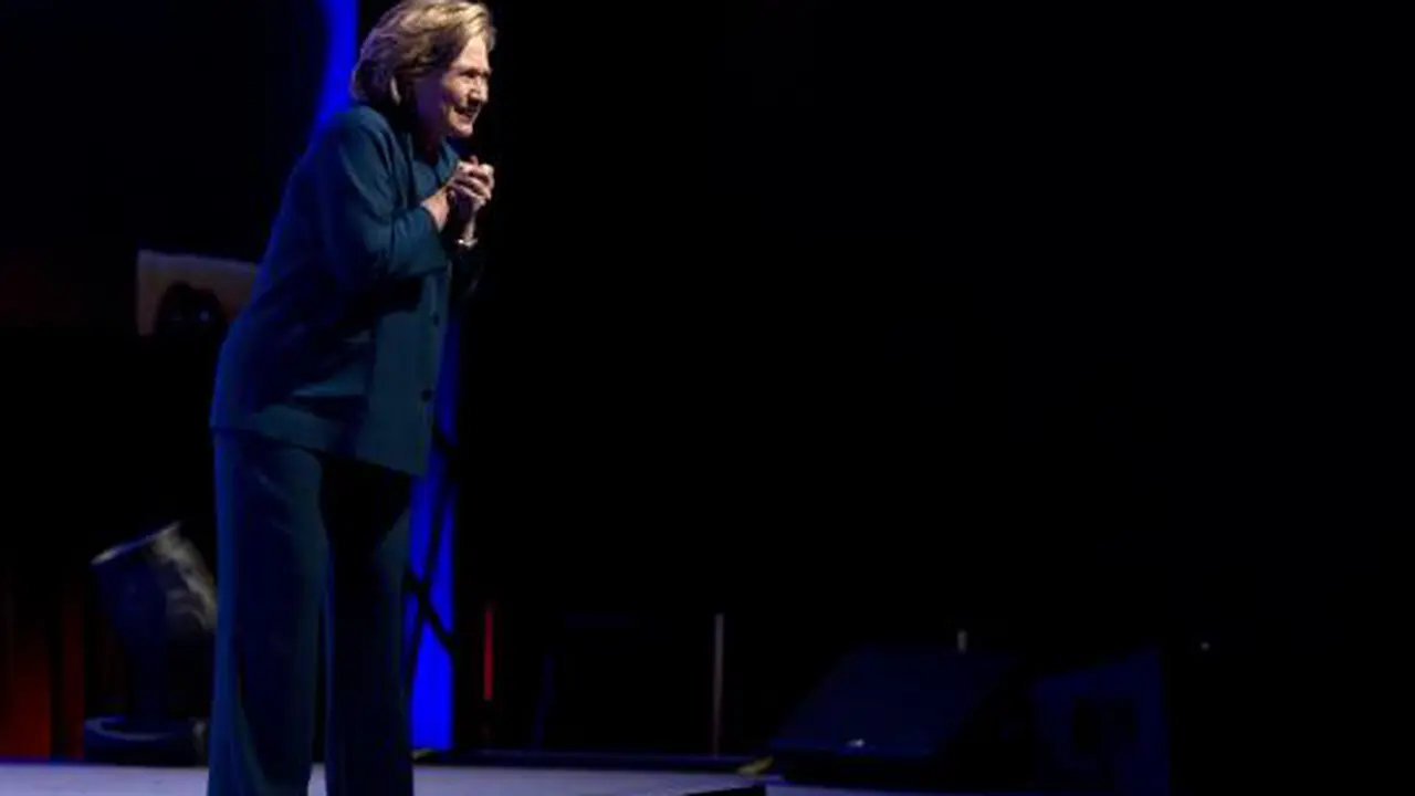 [VIDEO] Sepatu Melayang Saat Pidato, Hillary Clinton Malah Guyon