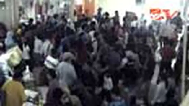 Calon Penumpang di Bandara Polonia Telantar