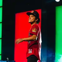 Bruno Mars menegur fansnya yang merekam video saat konser di Newark pada 2013 lalu. "Ini tugas kami untuk membuatmu berdansa. Kamu tak bisa melakukannya saat merekam video kan?" ujarnya. (instagram/brunomars)