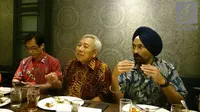 (kiri) Presiden Direktur Tri, Randeep Sigh Sekhon bersama (kanan) Wakil Presiden Direktur Tri, Muhammad Buldansyah di Jakarta, Selasa (21/11/2017).
