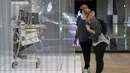Sejumlah staf mengamati sebuah benda pameran saat pratinjau media di Science Museum di London, Inggris (17/8/2020). Museum tersebut dijadwalkan dibuka kembali untuk umum pada 19 Agustus. (Xinhua/Han Yan)